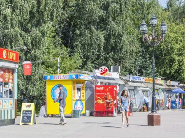 Pushkino, Rusya Federasyonu - 11 Ağustos 2015 tarihinde. Bulvarı'ndaki Ticaret pavyonlar
