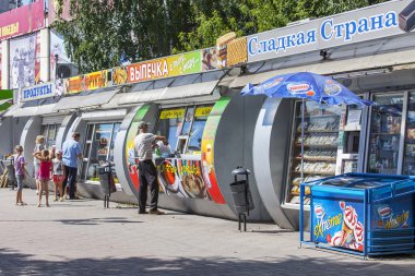 Pushkino, Rusya Federasyonu - 11 Ağustos 2015 tarihinde. Bulvarı'ndaki Ticaret pavyonlar