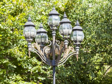 Pushkino, Rusya, 11 Ağustos 2015 tarihinde. Bulvarı'ndaki şık bir sokak lambası