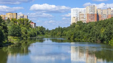 Pushkino, Rusya, 11 Ağustos 2015 tarihinde. Şehir manzarası yaz öğleden sonra. Multystoried evleri Serebryank'ın nehirde yansıtılır