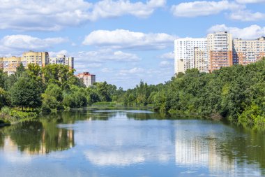 Pushkino, Rusya, 11 Ağustos 2015 tarihinde. Şehir manzarası yaz öğleden sonra. Multystoried evleri Serebryank'ın nehirde yansıtılır
