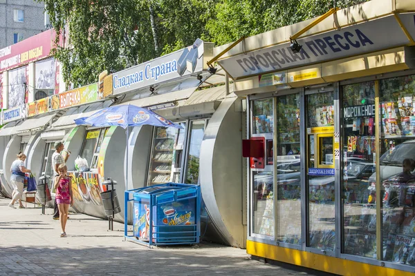 Pushkino, Rusya Federasyonu - 11 Ağustos 2015 tarihinde. Bulvarı'ndaki Ticaret pavyonlar — Stok fotoğraf