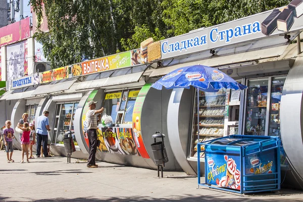 PUSHKINO, RÚSSIA - em 11 de agosto de 2015. Cabinas de comércio na avenida — Fotografia de Stock