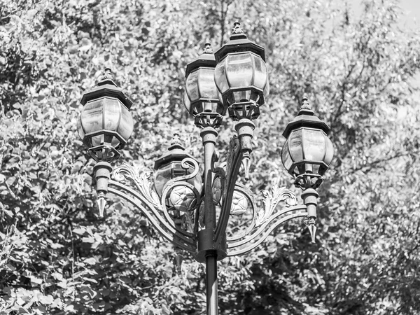PUSHKINO, RUSSIE, le 11 août 2015. Un lampadaire élégant dans le boulevard — Photo