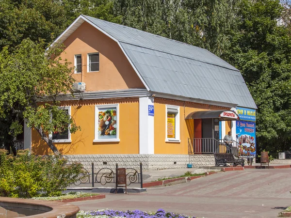 Pushkino, Ryssland, den 11 augusti 2015. Stadslandskapet i sommar eftermiddagen. Handla i bostadsområdet — Stockfoto