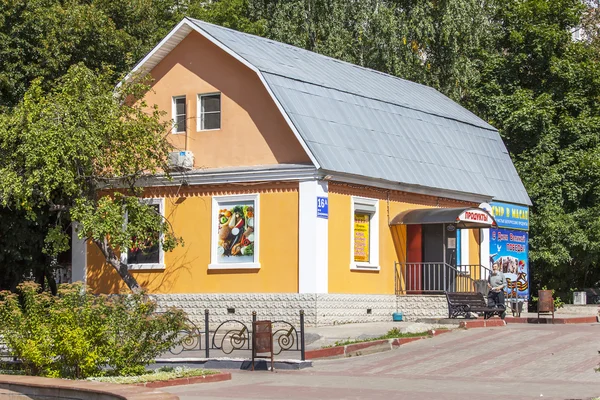 PUSHKINO, RUSIA, 11 de agosto de 2015. Paisaje urbano en la tarde de verano. Tienda en la zona residencial — Foto de Stock