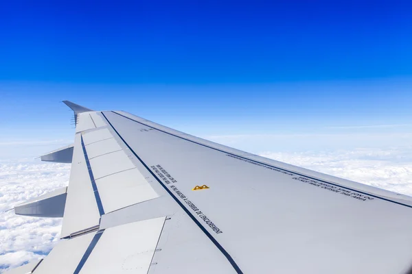 Pittoreske hemelse landschap. Een uitzicht vanuit het raam van het vliegtuig boven de wolken vliegen — Stockfoto
