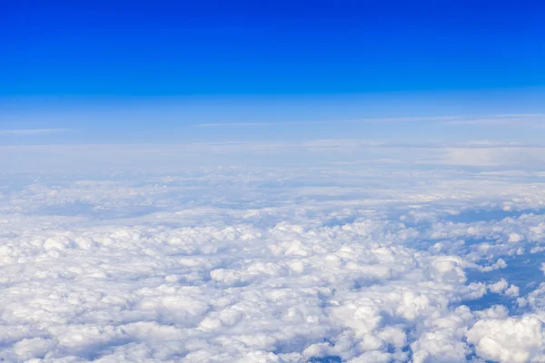 Pitoresk göksel manzara. Bulutlar üzerinde uçan uçak penceresinden bir görünüm — Stok fotoğraf