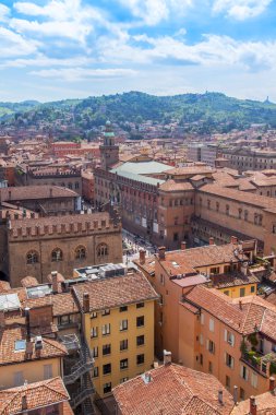 2 Mayıs 2015 tarihinde, Bologna, İtalya. Üstten Görünüm kırmızı eski şehir çatılar