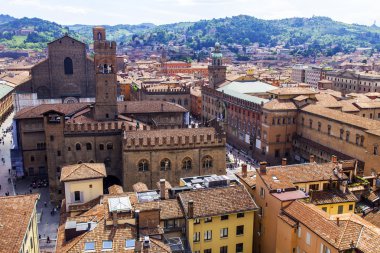 2 Mayıs 2015 tarihinde, Bologna, İtalya. Üstten Görünüm kırmızı eski şehir çatılar
