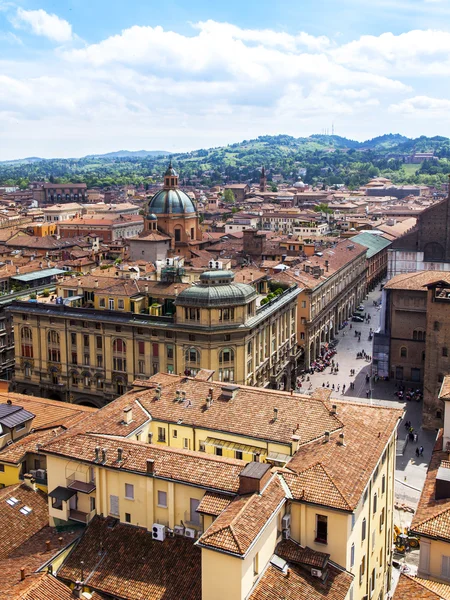 Bologna, Olaszország, a május 2-án, a 2015. A felülnézeti a piros tető a régi város — Stock Fotó