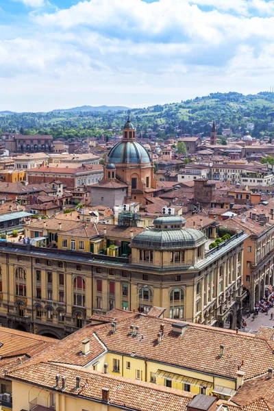 BOLOGNA, ITALIE, le 2 mai 2015. La vue de dessus sur les toits rouges de la vieille ville — Photo