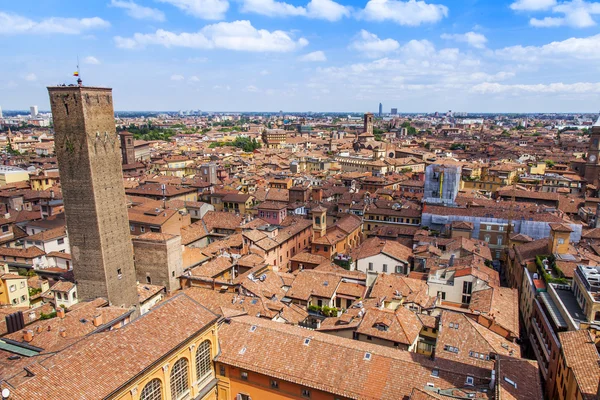 BOLOGNA, ITALIA, 2 DE MAYO DE 2015. La vista superior sobre los tejados rojos de la ciudad vieja — Foto de Stock