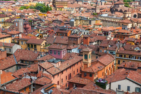 BOLOGNA, ITALIA, 2 DE MAYO DE 2015. La vista superior sobre los tejados rojos de la ciudad vieja — Foto de Stock