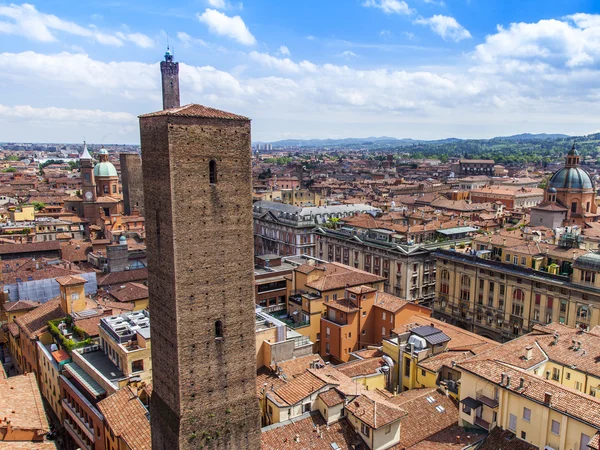 BOLOGNA, ITALIE, le 2 mai 2015. La vue de dessus sur les toits rouges de la vieille ville — Photo