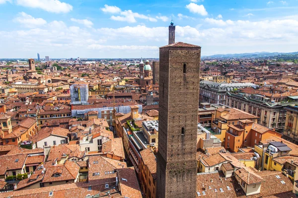 Bologna, italien, am 2. mai 2015. der blick von oben auf die roten dächer der altstadt — Stockfoto