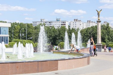 Pushkino, Rusya, 11 Ağustos 2015 tarihinde. Şehir manzarası yaz öğleden sonra. Şehir merkezinde bir anıt parçası. Çeşme.