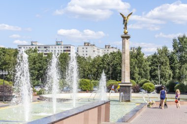 Pushkino, Rusya, 11 Ağustos 2015 tarihinde. Şehir manzarası yaz öğleden sonra. Şehir merkezinde bir anıt parçası. Çeşme.