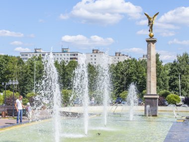 Pushkino, Rusya, 11 Ağustos 2015 tarihinde. Şehir manzarası yaz öğleden sonra. Şehir merkezinde bir anıt parçası. Çeşme.