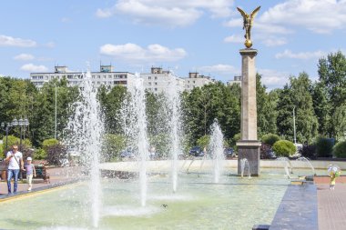 Pushkino, Rusya, 11 Ağustos 2015 tarihinde. Şehir manzarası yaz öğleden sonra. Şehir merkezinde bir anıt parçası. Çeşme.
