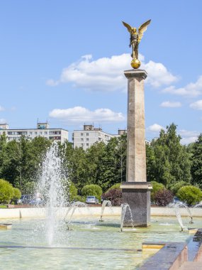 Pushkino, Rusya, 11 Ağustos 2015 tarihinde. Şehir manzarası yaz öğleden sonra. Şehir merkezinde bir anıt parçası. Çeşme.