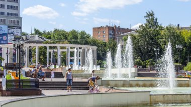 Pushkino, Rusya, 11 Ağustos 2015 tarihinde. Şehir manzarası yaz öğleden sonra. Şehir merkezinde bir anıt parçası. Çeşme.