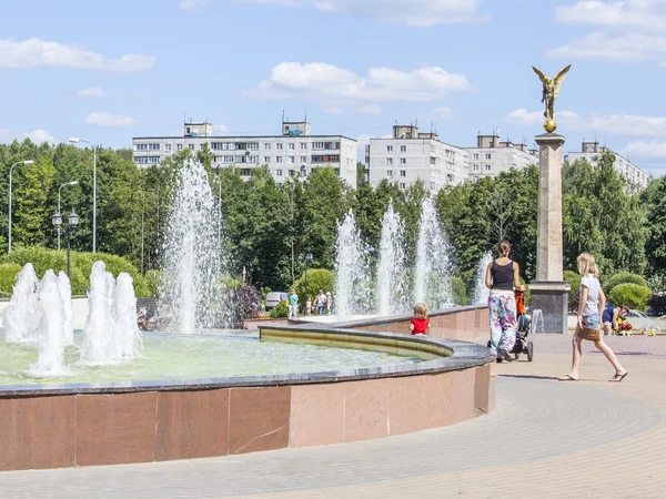 Pushkino, 러시아, 2015 년 8 월 11 일에. 여름 오후에 도시 풍경입니다. 시내에서 기념 조각입니다. 분수. — 스톡 사진