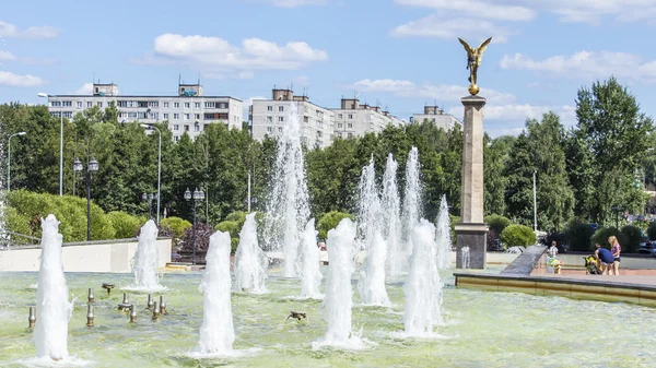 Pushkino, russland, am 11. August 2015. Stadtlandschaft am Sommernachmittag. ein Gedenkstein in der Innenstadt. Brunnen. — Stockfoto