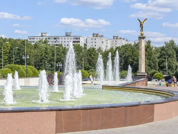 PUSHKINO, RUSIA, 11 de agosto de 2015. Paisaje urbano en la tarde de verano. Un fragmento conmemorativo en el centro. Fuente. . — Foto de Stock