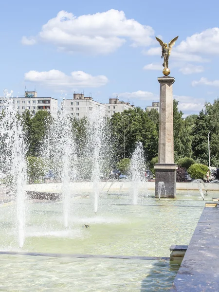 PUSHKINO, RUSSIA, on Aug 11, 2015. Городской пейзаж в летний полдень. Фрагмент мемориала в центре. Фонтан . — стоковое фото