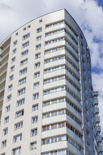 PUSHKINO, RUSIA, 11 de agosto de 2015. Fragmento arquitectónico de una nueva casa de varios pisos — Foto de Stock