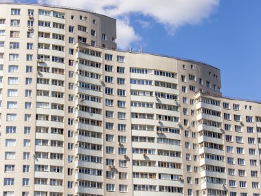 Pushkino, Rusya, 11 Ağustos 2015 tarihinde. Yeni daireli ev bir cephe parçası