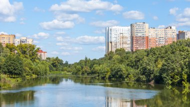 Pushkino, Rusya, 11 Ağustos 2015 tarihinde. Parlak yaz günü. Multystoried evleri ve park Serebryanka Nehri kıyısında