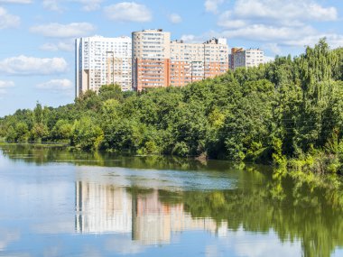 Pushkino, Rusya, 11 Ağustos 2015 tarihinde. Parlak yaz günü. Multystoried evleri ve park Serebryanka Nehri kıyısında