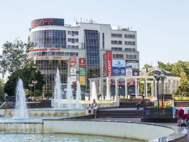 Pushkino, Rusya, 11 Ağustos 2015 tarihinde. Şehir manzarası yaz öğleden sonra. Şehrin orta kısmında bir görünümünü