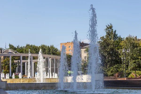 プーシキノ、ロシア、2015 年 8 月 11 日に。夏の午後の風景。都市の中央部分の表示 — ストック写真