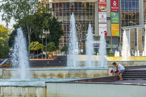 PUSHKINO, RUSIA, 11 de agosto de 2015. Paisaje urbano en la tarde de verano. Vista de la parte central de la ciudad —  Fotos de Stock