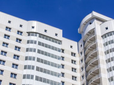 Pushkino, Rusya, 11 Ağustos 2015 tarihinde. Yeni daireli ev bir cephe parçası