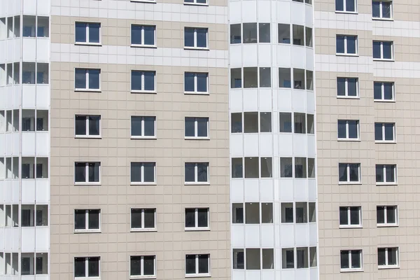 プーシキノ、ロシア、2015 年 8 月 11 日に。新しい集合住宅のファサードのフラグメント — ストック写真