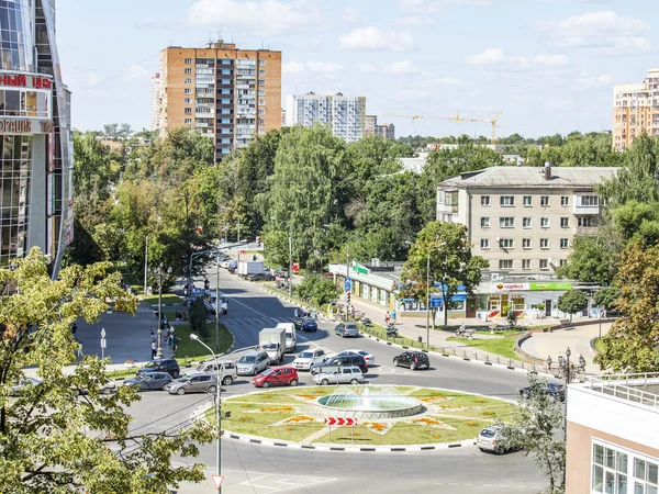 PUSHKINO, RUSSIA, on Aug 11, 2015. Городской пейзаж в летний полдень. Вид на центральную часть города из окна многоэтажного дома — стоковое фото