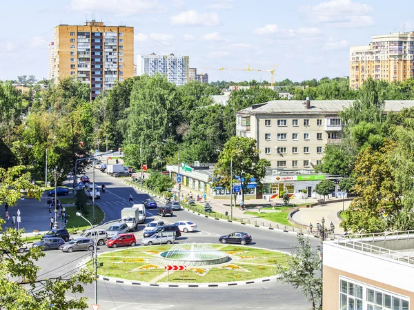 Poesjkino, Rusland, op 11 augustus 2015. Stad landschap in de Zomermiddag. Een weergave van het centrale deel van de stad vanuit het raam van een multystoried huis — Stockfoto