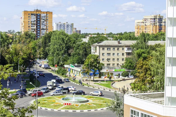 PUSHKINO, RUSIA, 11 de agosto de 2015. Paisaje urbano en la tarde de verano. Una vista de la parte central de la ciudad desde la ventana de una casa de varios pisos —  Fotos de Stock