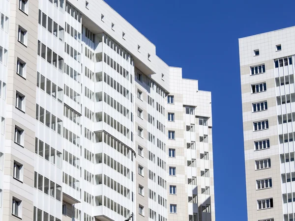 PUSHKINO, RUSIA, 11 de agosto de 2015. Fragmento de una fachada de una nueva casa de apartamentos — Foto de Stock