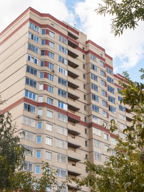 Pushkino, Rusya Federasyonu - 15 Ağustos 2015 tarihinde. Yeni daireli ev bir cephe parçası