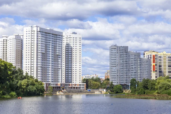 PUSHKINO, RUSIA - el 15 de agosto de 2015. Pintoresco paisaje de la ciudad. Nuevas casas de varios pisos en la orilla del río Serebryanka — Foto de Stock