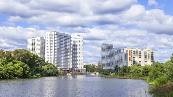 Pushkino, Ryssland - den 15 augusti 2015. Pittoreska landskap. Nya multystoried hus på flodstranden av Serebryanka — Stockfoto