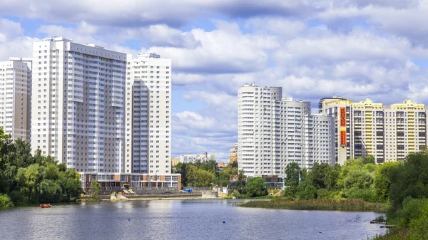 PUSHKINO, RUSIA - el 15 de agosto de 2015. Pintoresco paisaje de la ciudad. Nuevas casas de varios pisos en la orilla del río Serebryanka —  Fotos de Stock