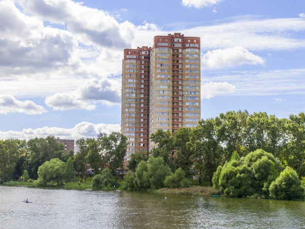 PUSHKINO, RUSIA - el 15 de agosto de 2015. Pintoresco paisaje de la ciudad. Nuevas casas de varios pisos en la orilla del río Serebryanka —  Fotos de Stock