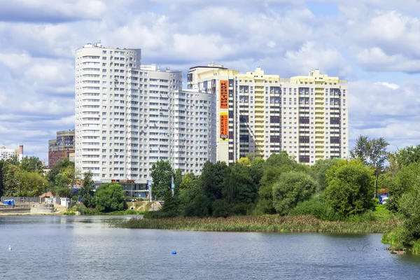 PUSHKINO, RUSSIE - le 15 août 2015. Paysage urbain pittoresque. Nouvelles maisons à étages sur la rive de la rivière Serebryanka — Photo