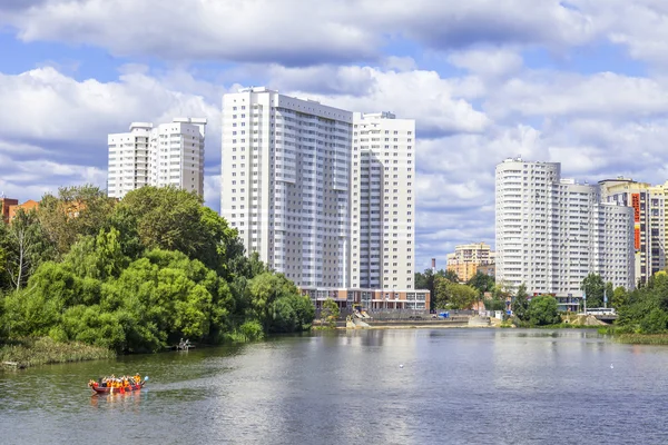 PUSHKINO, RUSSIA - on AUGUST 15, 2015. Picturesque city landscape. New multystoried houses on the river bank of Serebryanka — Stock Photo, Image